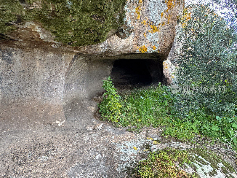 Domus de Janas墓地parulesi Ittireddu -仙女屋，撒丁岛典型的史前石头结构